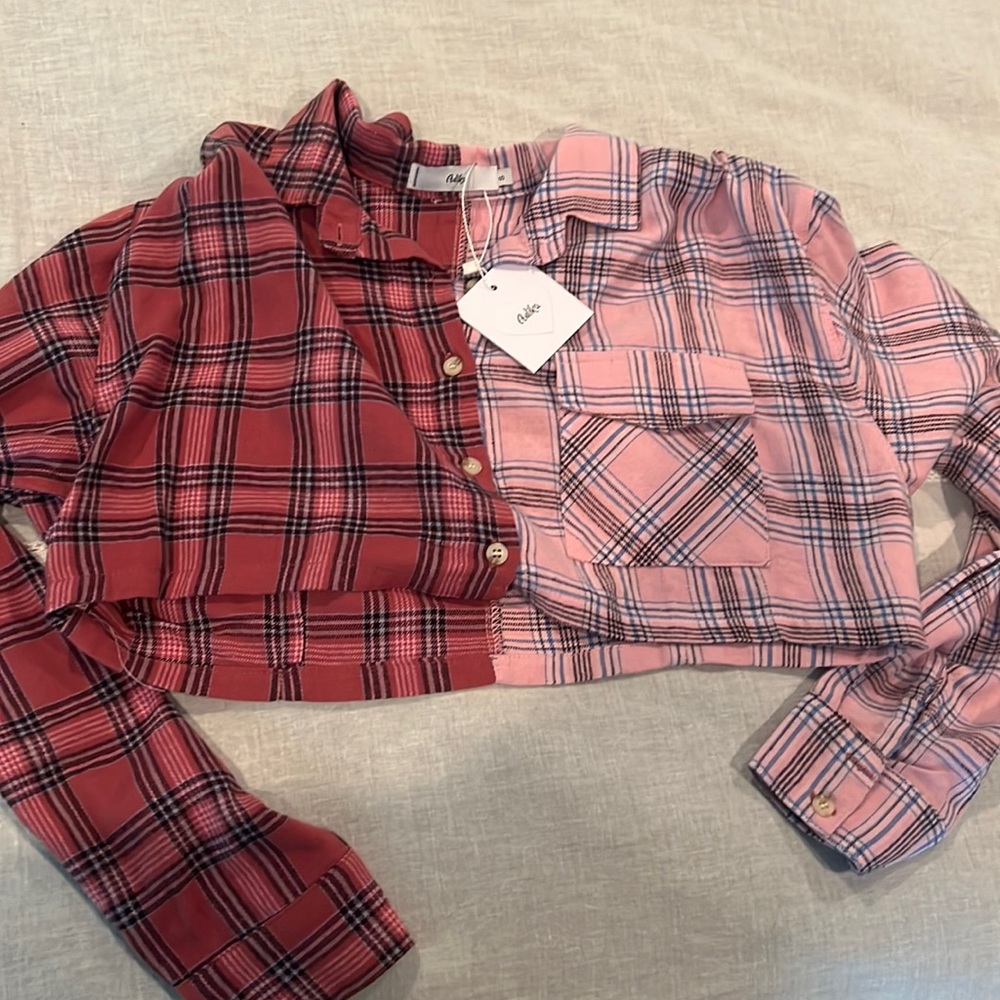 Pink crop top long sleeve in plaid. This shirt is brand.